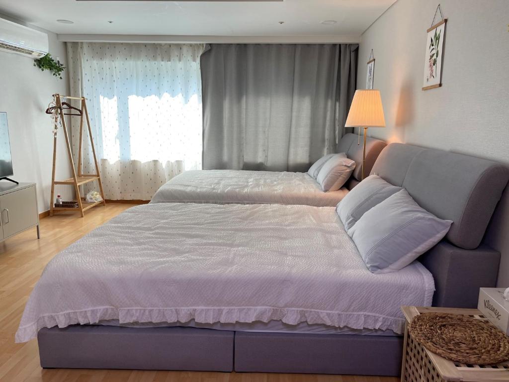 Hongdae Residence 3 - 1min from Hongik Uni station Exit #1