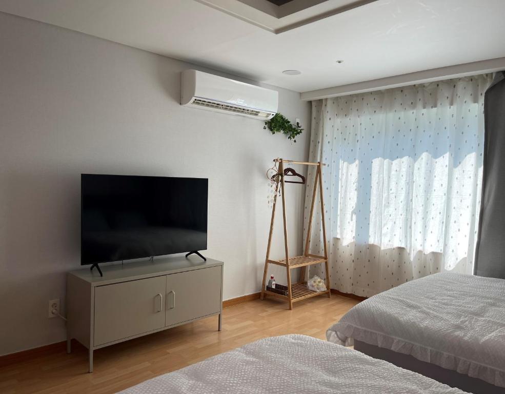 Hongdae Residence 3 - 1min from Hongik Uni station Exit #1