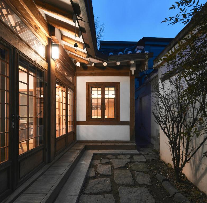 Luxury hanok with private bathtub - SW11 Luxury hanok with private bathtub - SW11