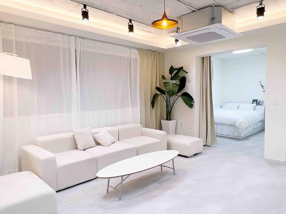 Near Hongik University Station Suite Room