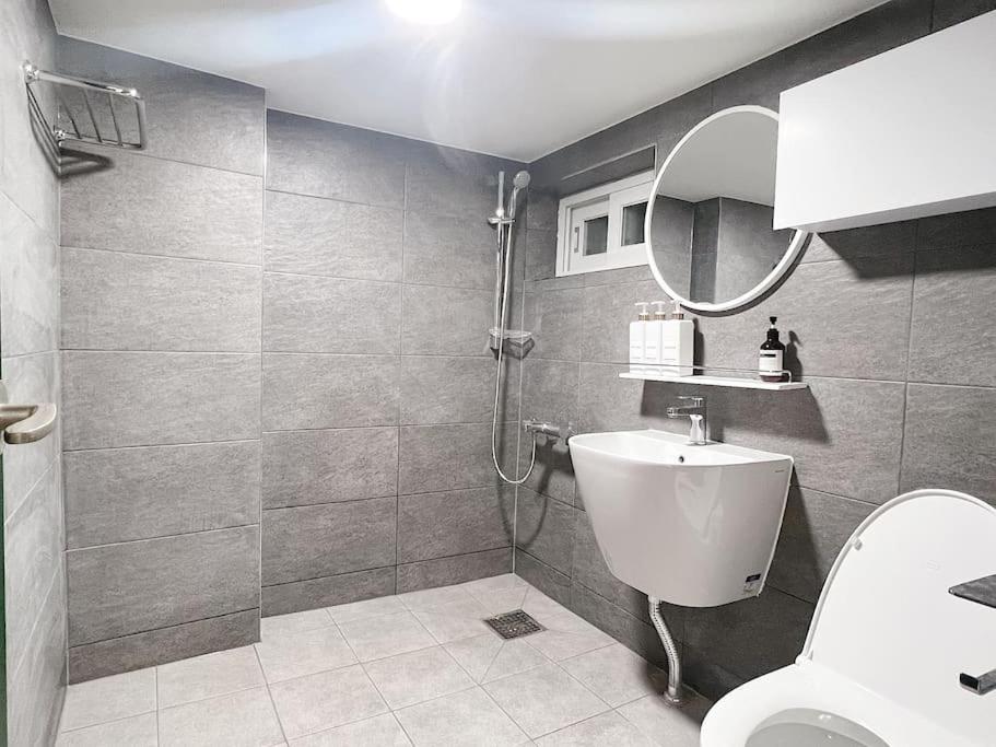 Near Hongik University Station Suite Room