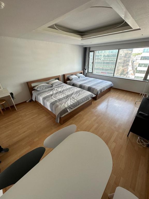 Hongdae Guesthouse 1min from Hongik Uni station Exit #1