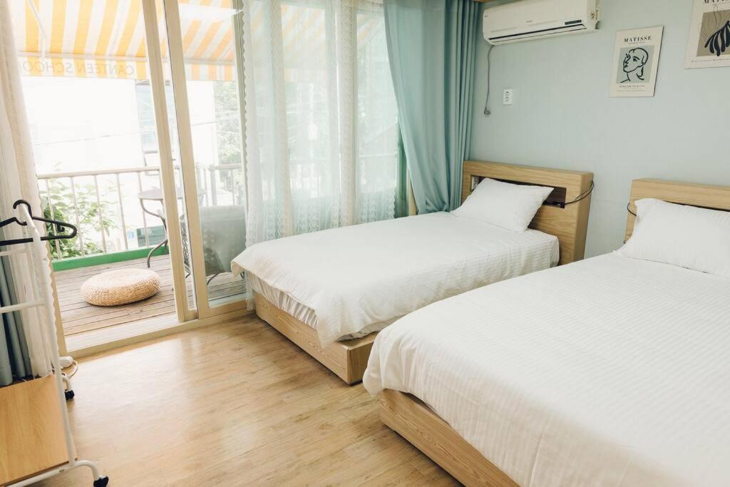 Hongdae Luxury Private Single House with Big Open Balcony Perfect for a Family & Big Group 3BR, 5QB & 1SB, 2Toilet