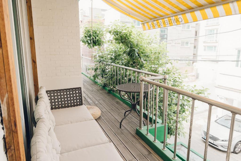 Hongdae Luxury Private Single House with Big Open Balcony Perfect for a Family & Big Group 3BR, 5QB & 1SB, 2Toilet