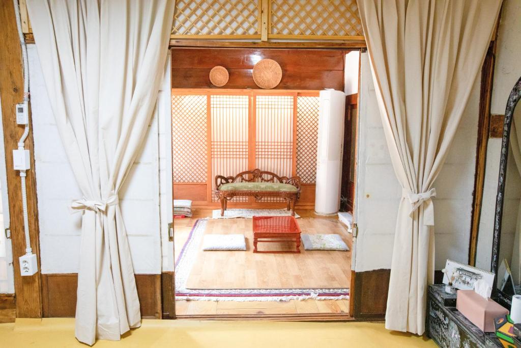 Dongmyo Hanok Sihwadang - Private Korean Style House in the City Center with a Beautiful Garden