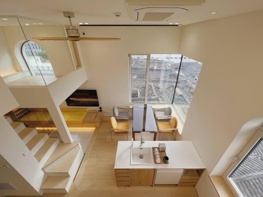Exclusive Penthouse with Great Hanok Village View Exclusive Penthouse with Great Hanok Village View