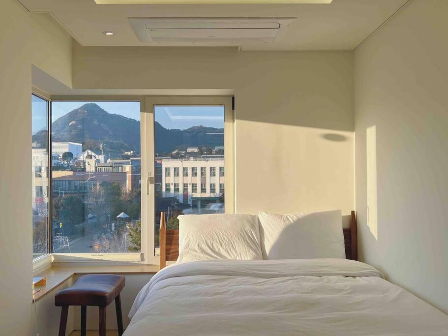Exclusive Penthouse with Great Hanok Village View Exclusive Penthouse with Great Hanok Village View
