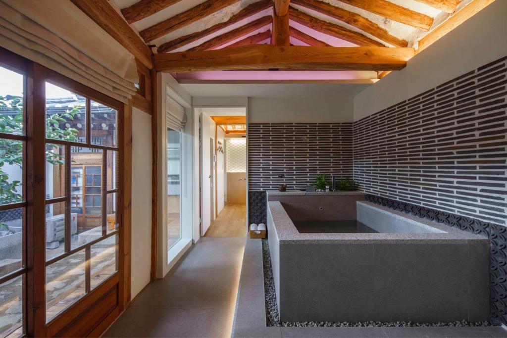 Luxury hanok with private bathtub - SN16