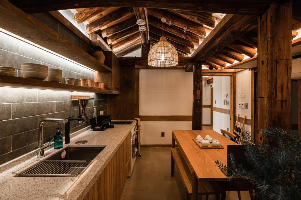 Luxury hanok with private bathtub - SW05