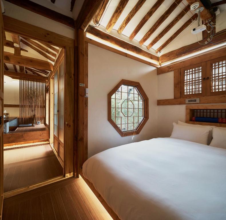 Luxury hanok with private bathtub - SW01