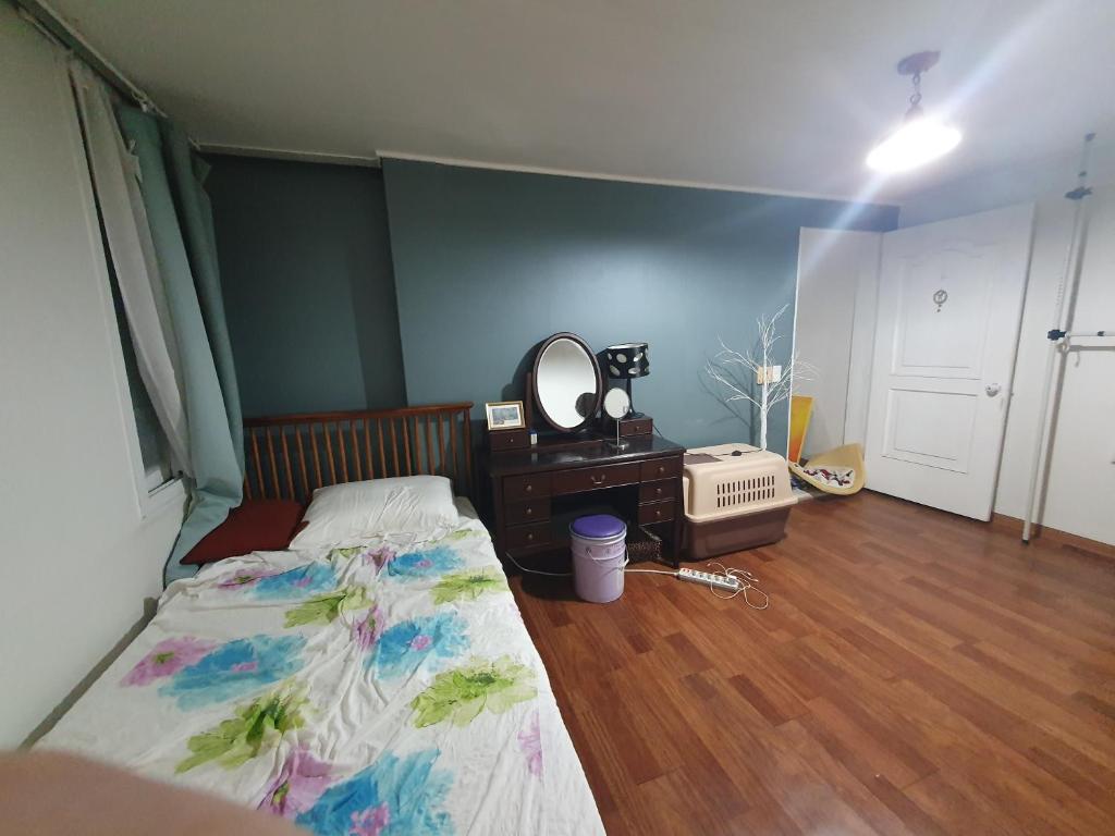 Heukseok Town House