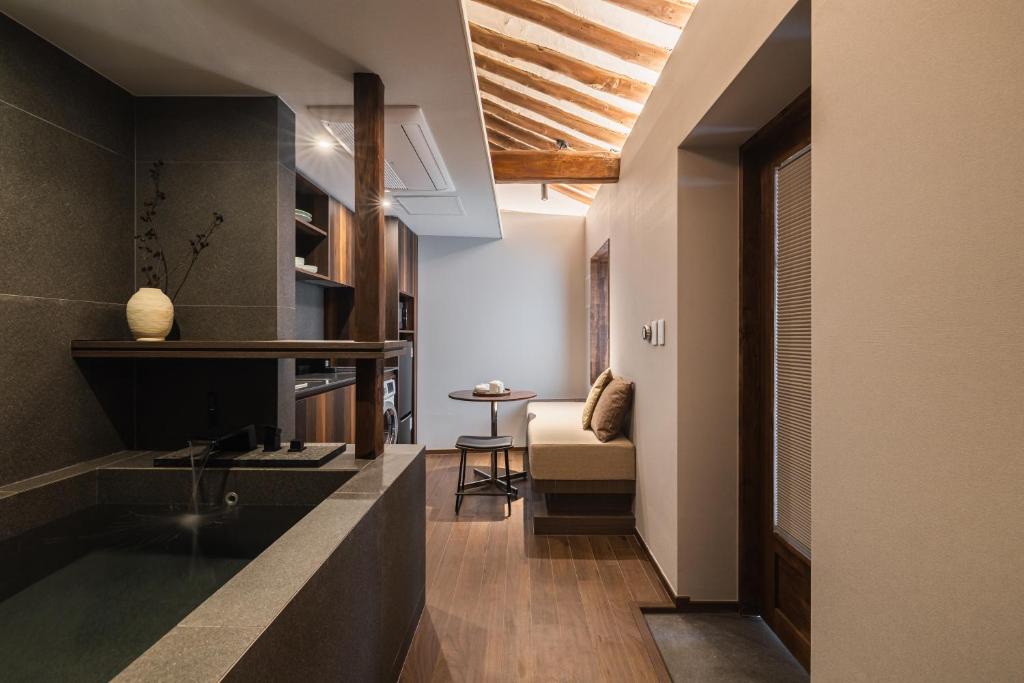Luxury hanok with private bathtub - SW15