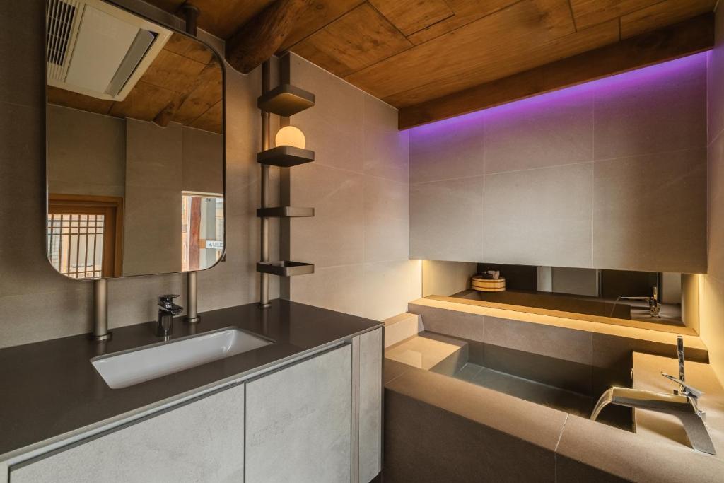 Luxury hanok with private bathtub - SN08