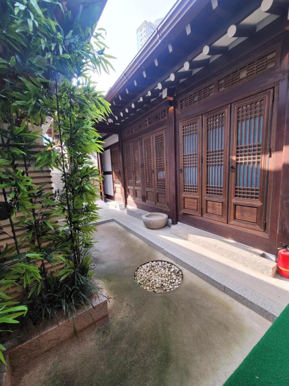 Stylish Hanok 1minute away from Dongmyo Station