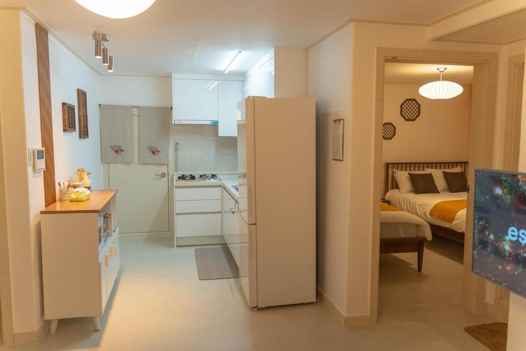 Soo Stay-4bed&Double Room, Hongdae, Sinchon 10min Soo Stay-4bed&Double Room, Hongdae, Sinchon 10min