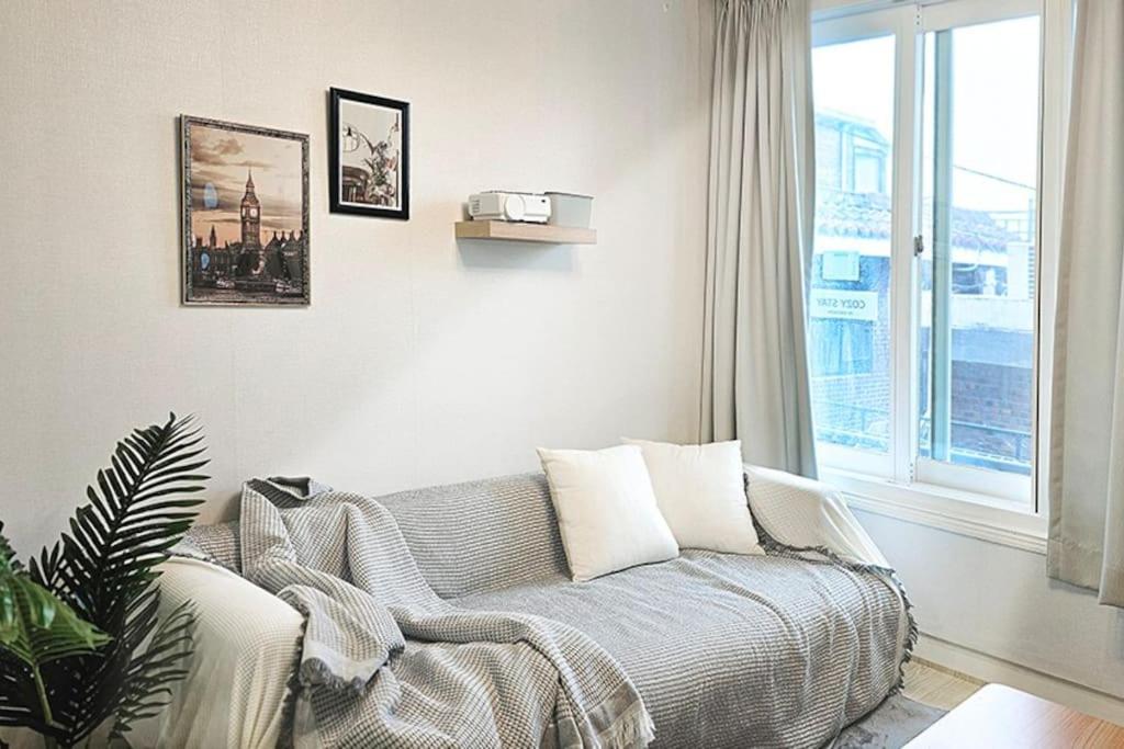 Cozy stay near hongdae & sinchon station 4min for max 6 Cozy stay near hongdae & sinchon station 4min for max 6
