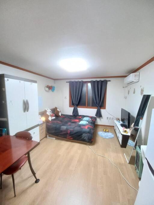 Spacious Studio Apt (Myeong-dong) Spacious Studio Apt (Myeong-dong)