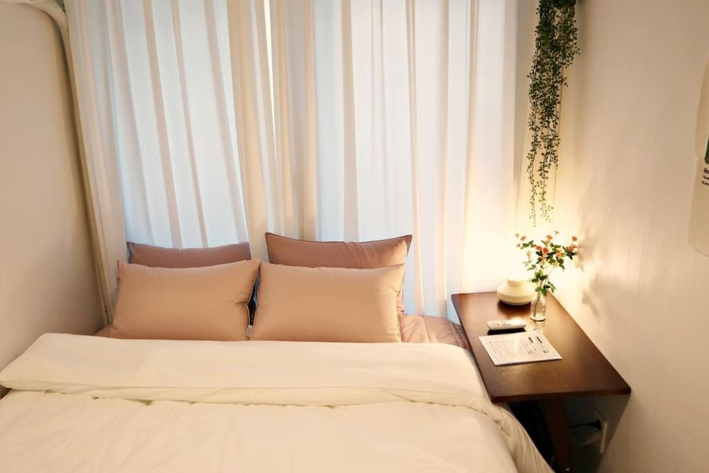 3rooms 4beds kitchen Hongik Stn 3min 3rooms 4beds kitchen Hongik Stn 3min