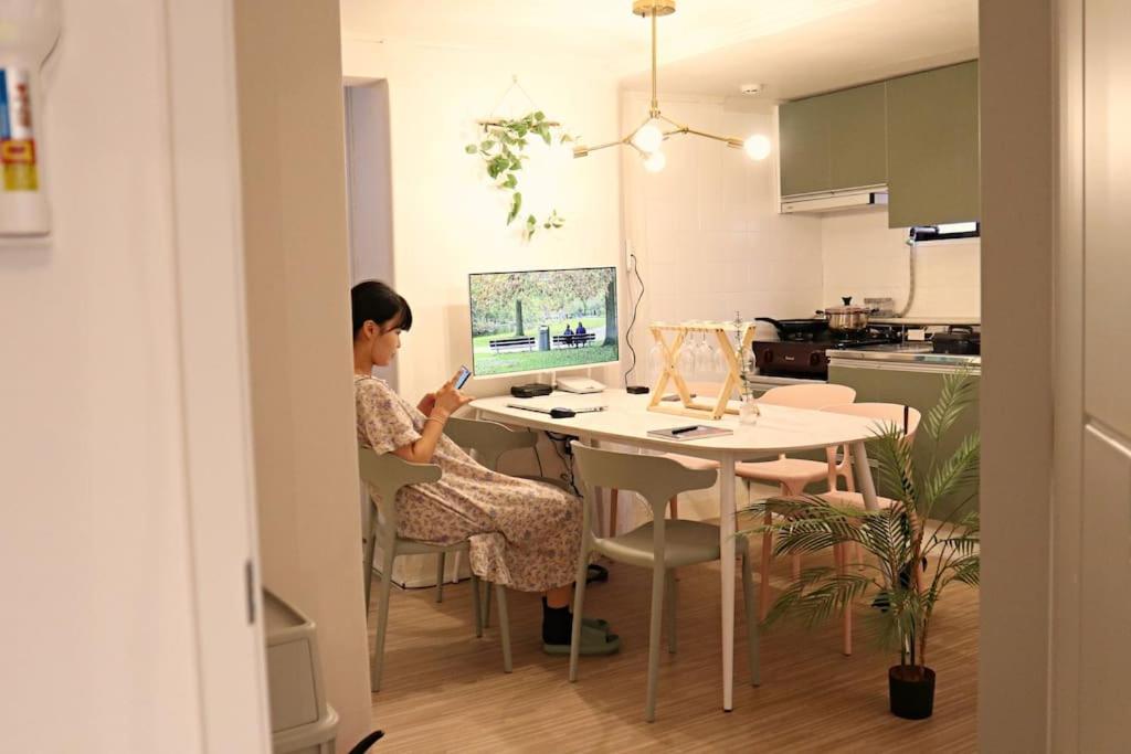 3rooms 4beds kitchen Hongik Stn 3min 3rooms 4beds kitchen Hongik Stn 3min