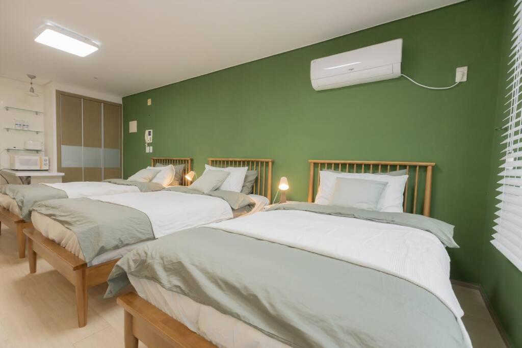 MIRAE_stay 52 New Open [1 Queen + 2 Single beds]