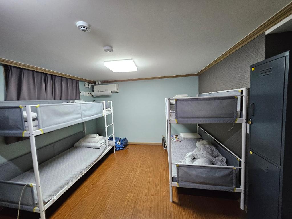 Y's house