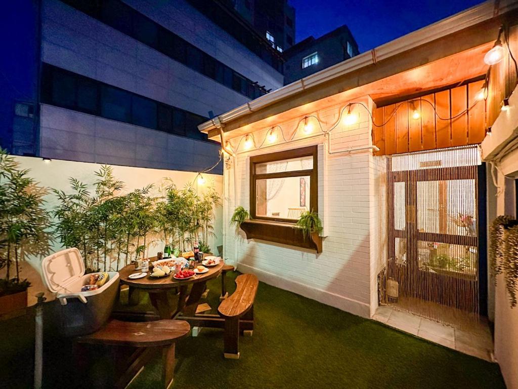 Yunseul- Garden House in the City with Korean Beauty