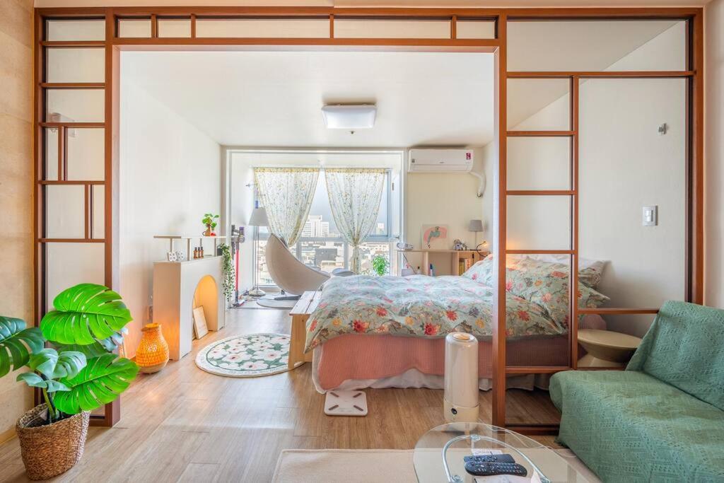 14 Hugh and House - Hakdong Park, 30sec to Hakdong Station