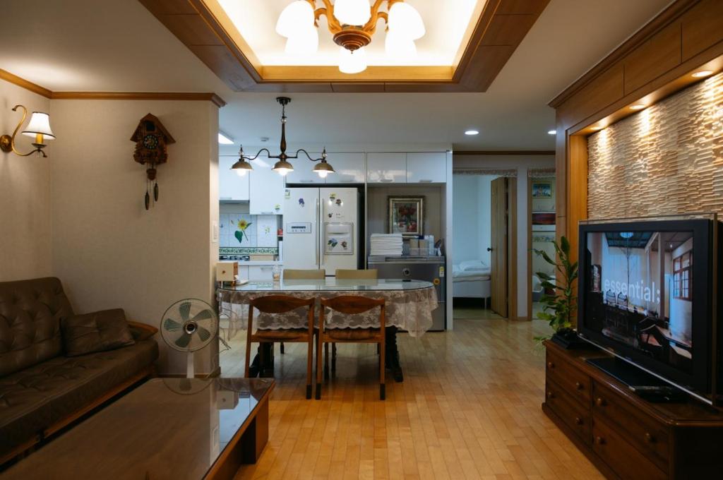 Comfortable home 10 min from Hongik University, 5min from Gajwa station with baby products Comfortable home 10 min from Hongik University, 5min from Gajwa station with baby products