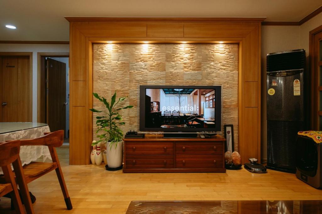 Comfortable home 10 min from Hongik University, 5min from Gajwa station with baby products Comfortable home 10 min from Hongik University, 5min from Gajwa station with baby products