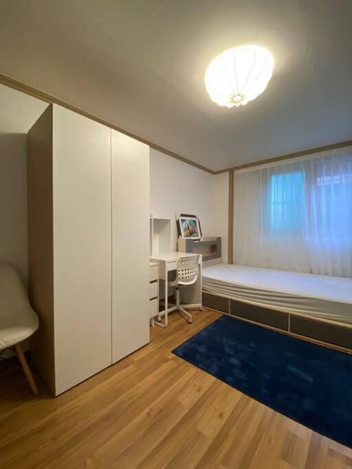 Cozy 4 - 10mins to Gunkuk Univ, Convenient location for one person Cozy 4 - 10mins to Gunkuk Univ, Convenient location for one person