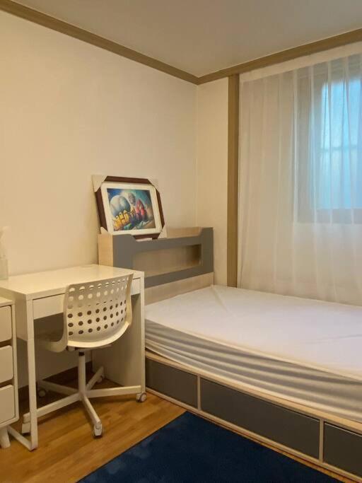 Cozy 4 - 10mins to Gunkuk Univ, Convenient location for one person Cozy 4 - 10mins to Gunkuk Univ, Convenient location for one person
