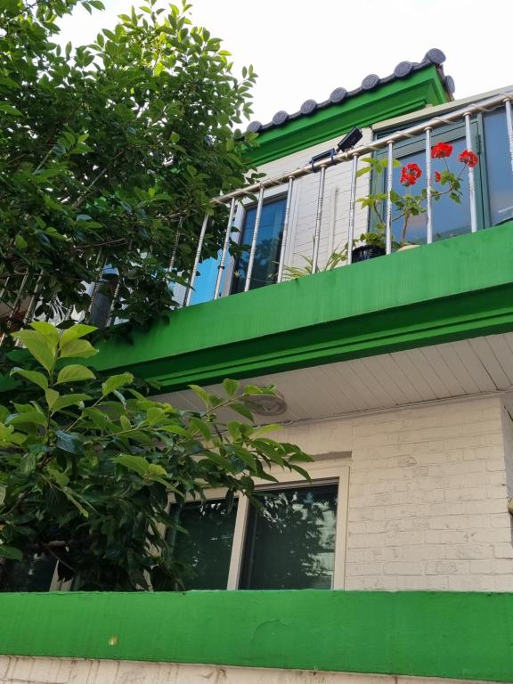 Hongdae Luxury Private Single House with Big Open Balcony Perfect for a Family & Big Group 3BR, 5QB & 1SB, 2Toilet