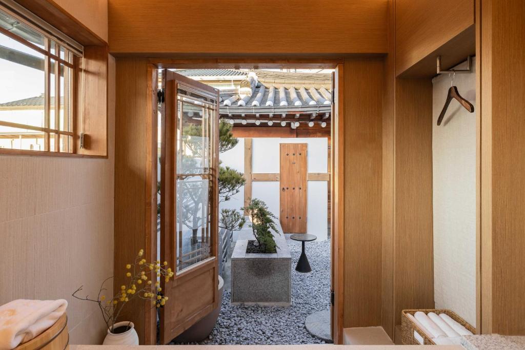 Luxury hanok with private bathtub - SN18