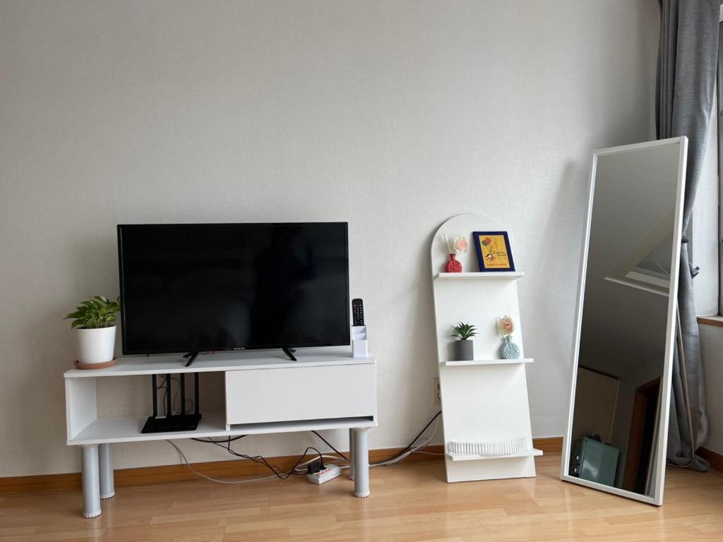 Hongdae Guesthouse3 1min from Hongik Uni station Exit #1
