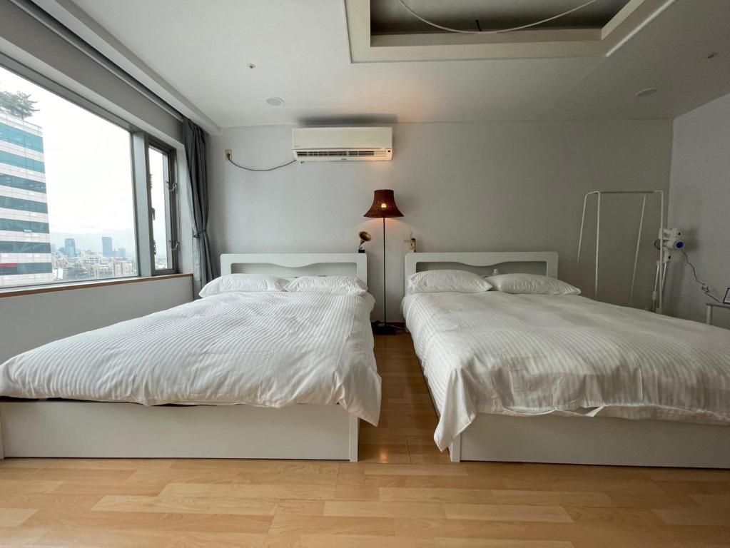 Hongdae Guesthouse3 1min from Hongik Uni station Exit #1