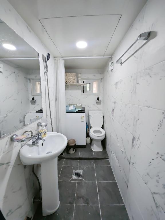 You Here,Stay - 5min to Hapjeong Station, 10mins to Hongdae